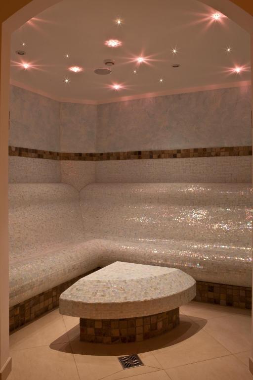 Hotel Burgschrofn トゥクス エクステリア 写真