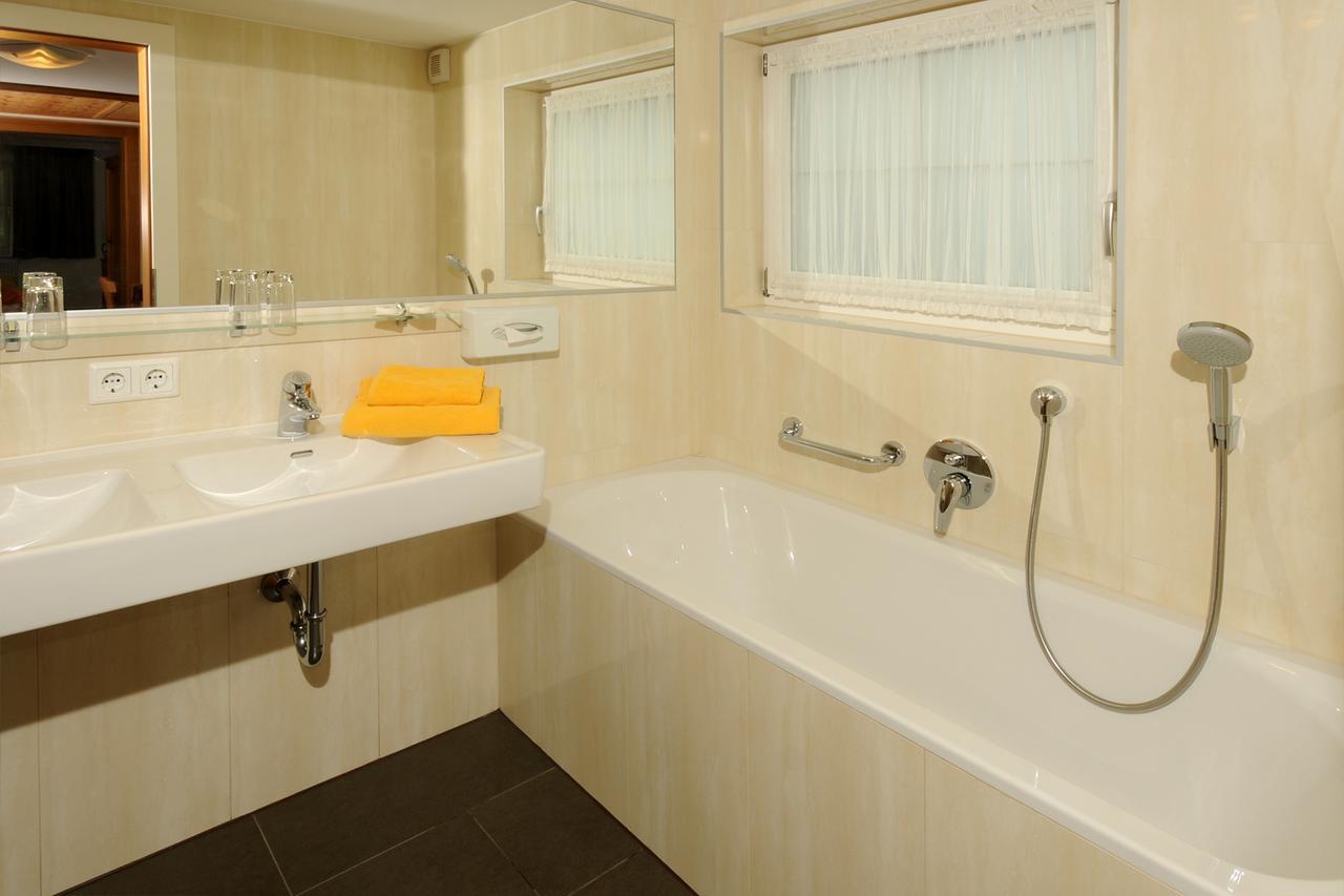 Hotel Burgschrofn トゥクス エクステリア 写真