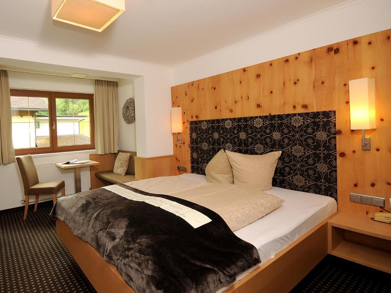 Hotel Burgschrofn トゥクス エクステリア 写真