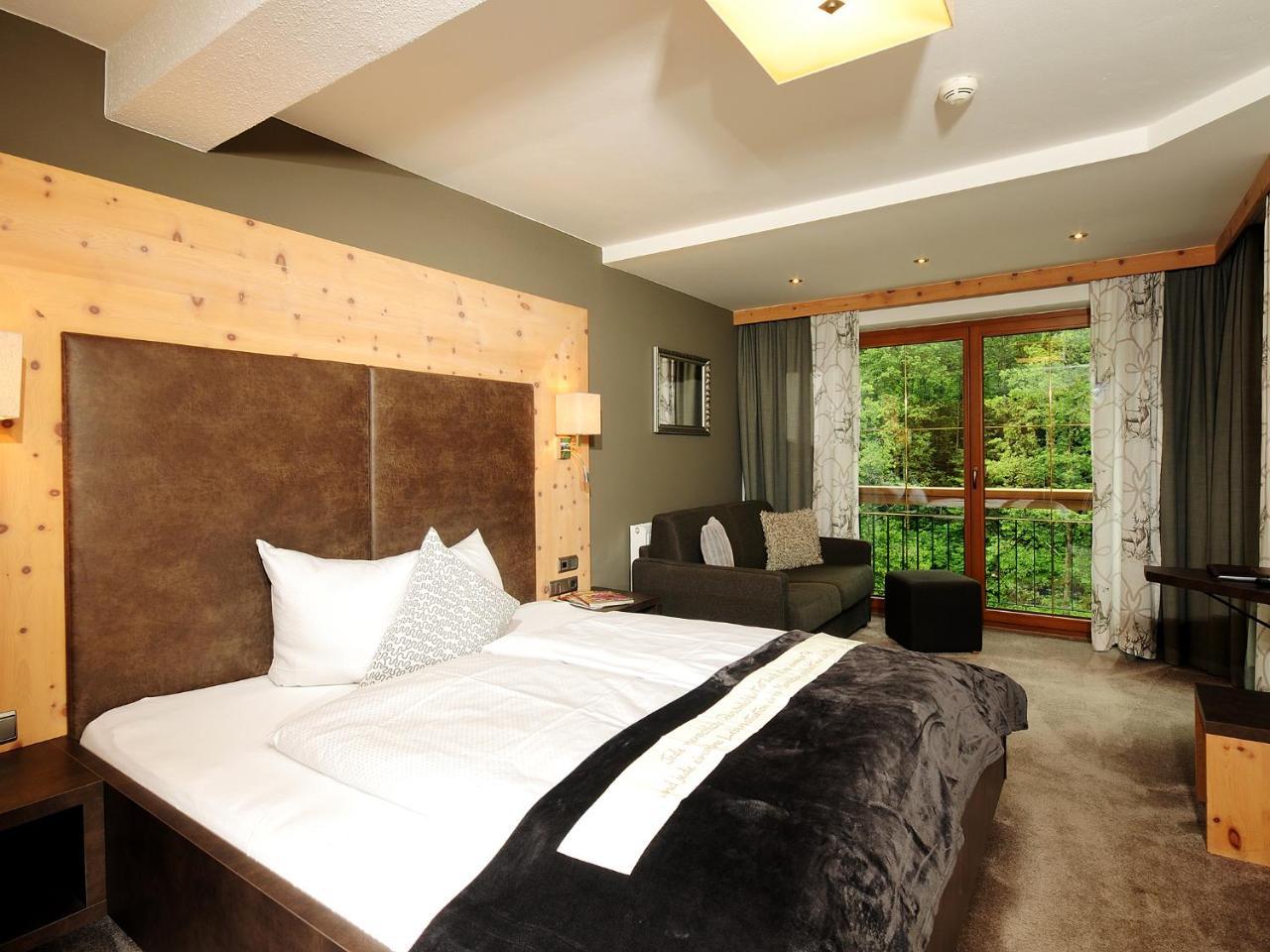 Hotel Burgschrofn トゥクス エクステリア 写真