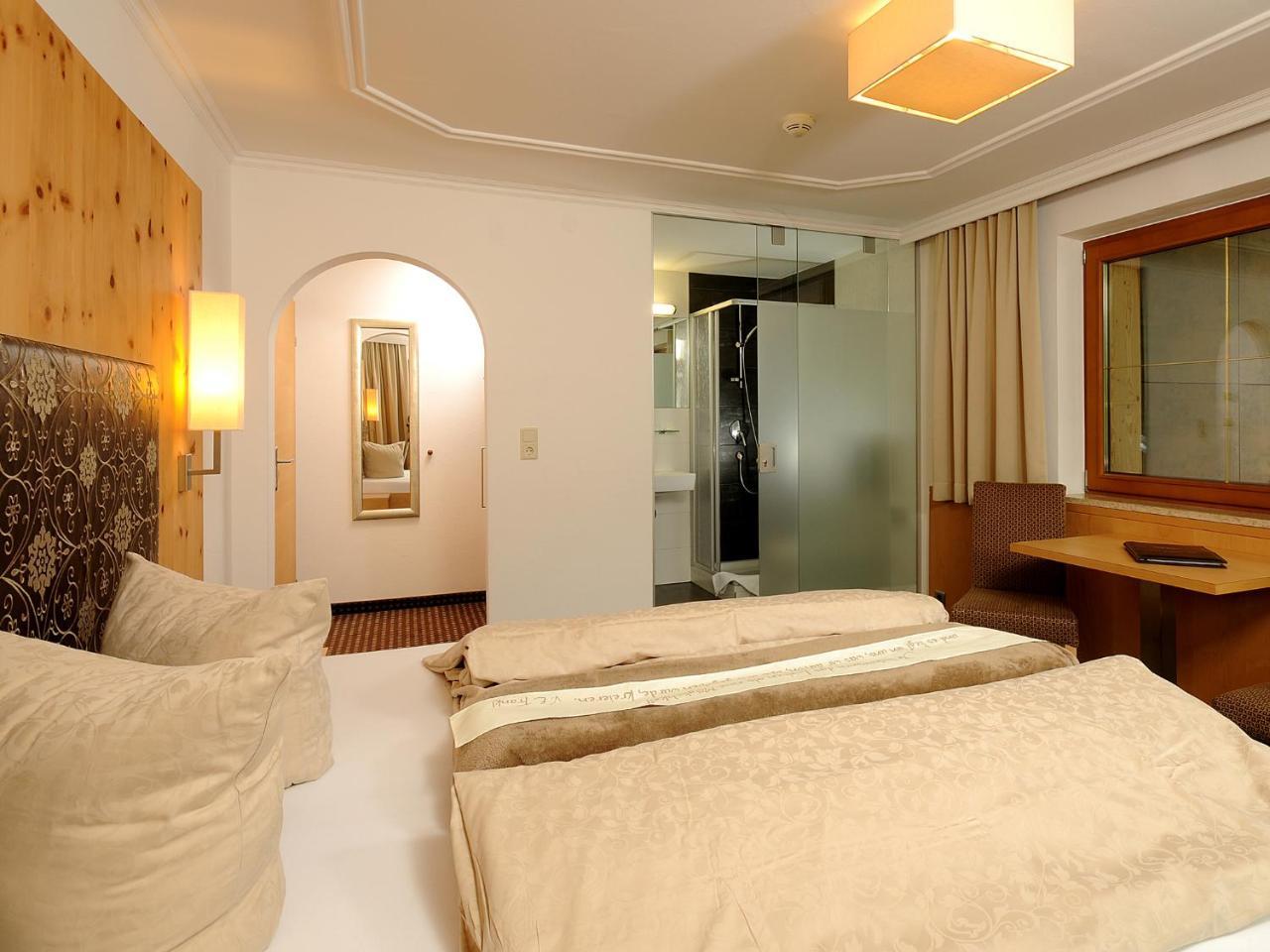 Hotel Burgschrofn トゥクス エクステリア 写真